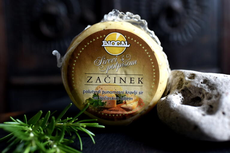 Ser krowi polutwardy z ziolami BIOGAL - naturalny ser