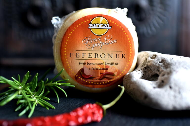 Ser krowi twardy z papryczkami peperoni BIOGAL 350–450 g