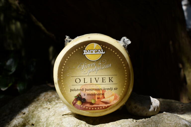Ser krowi półtwardy z oliwkami (Polutvrdi punomasni kravlji sir s maslinama) 350-450 g