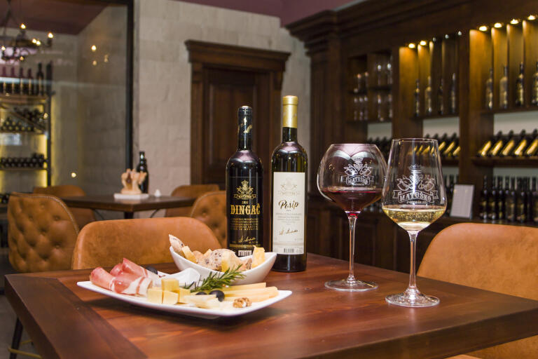 Chorwackie wino Dingač Plavac Mali podawane w restauracji