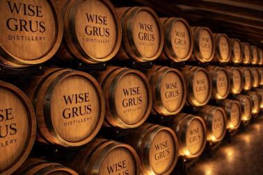 Produkcja rakii Wise Grus - drewniane beczki do leżakowania alkoholu
